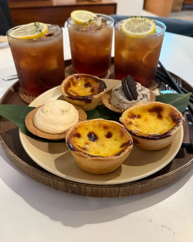 다양한 종류의 타르트와 음료