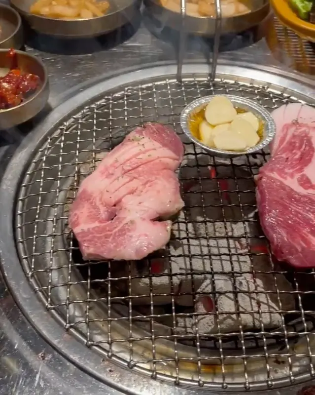 연탄불 위에서 익어가는 돼지고기