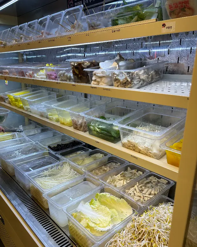 신선하고 다양한 재료 코너