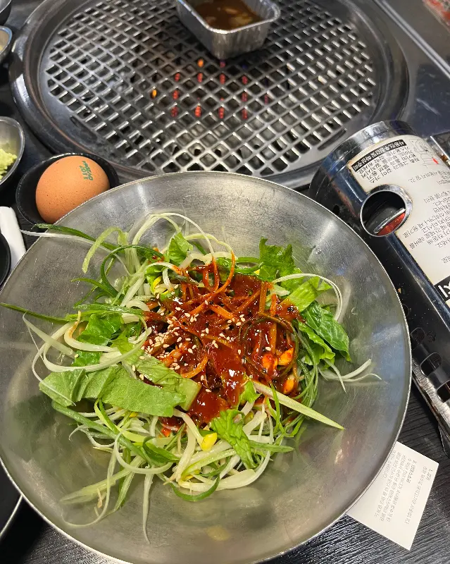 테이블 위에 놓인 신선한 샐러드