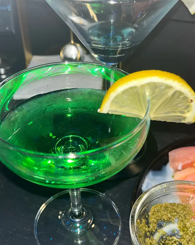 밤수중의 시그니처 칵테일 '심해'