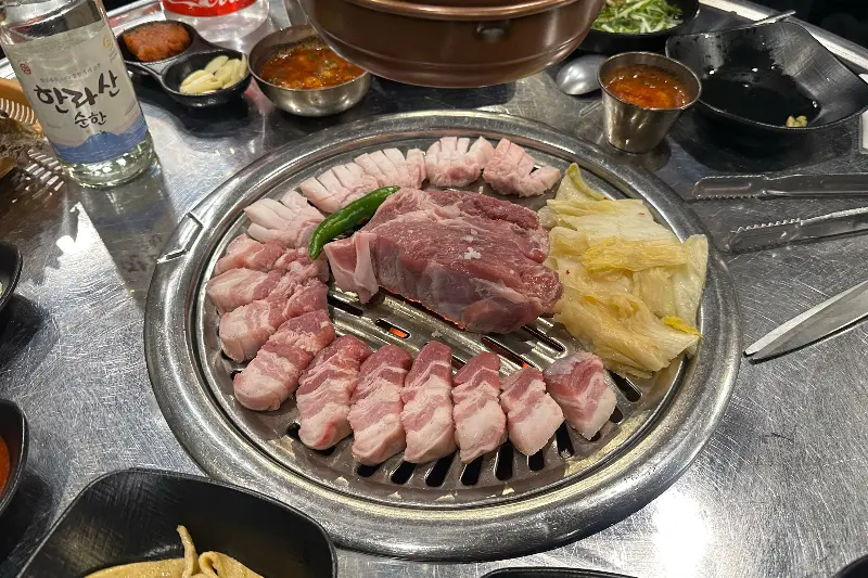 흑돼지와 백김치