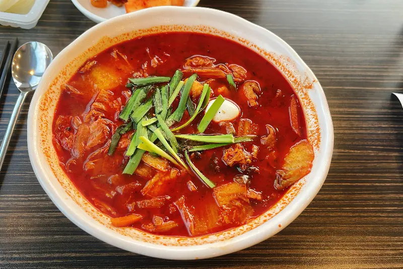 매콤한 국물이 일품인 짬뽕