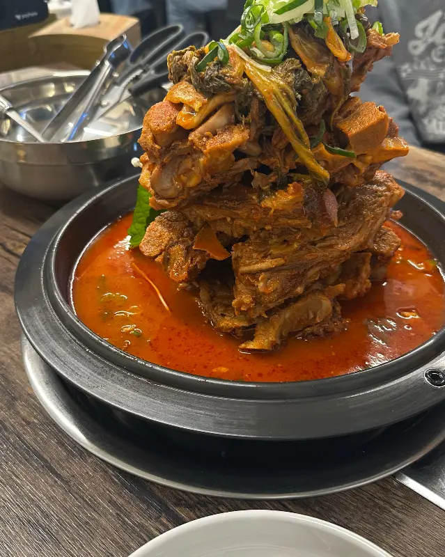 산더미처럼 쌓인 감자탕