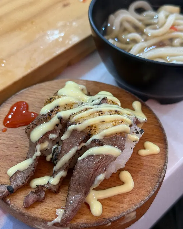 앙증맞은 하트모양 케찹이 올라간 소고기 초밥