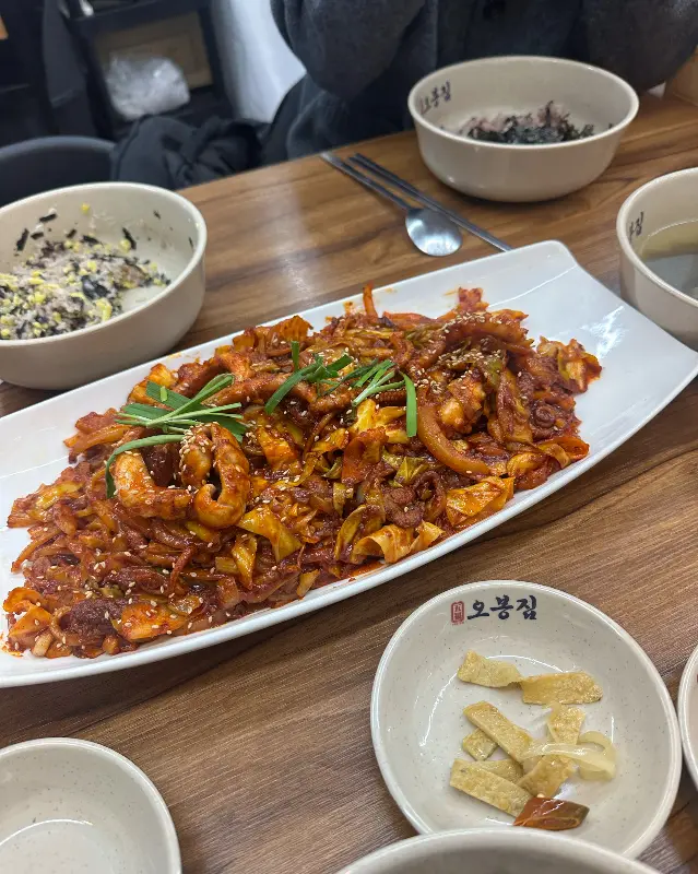 푸짐한 낙지볶음 한 상