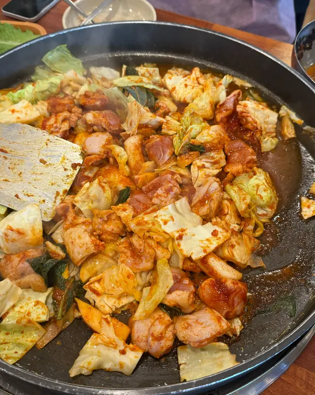맛있게 익어가는 닭갈비