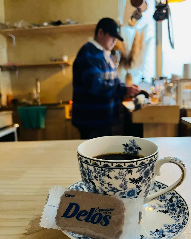 커피잔과 커피, 과자가 놓인 테이블