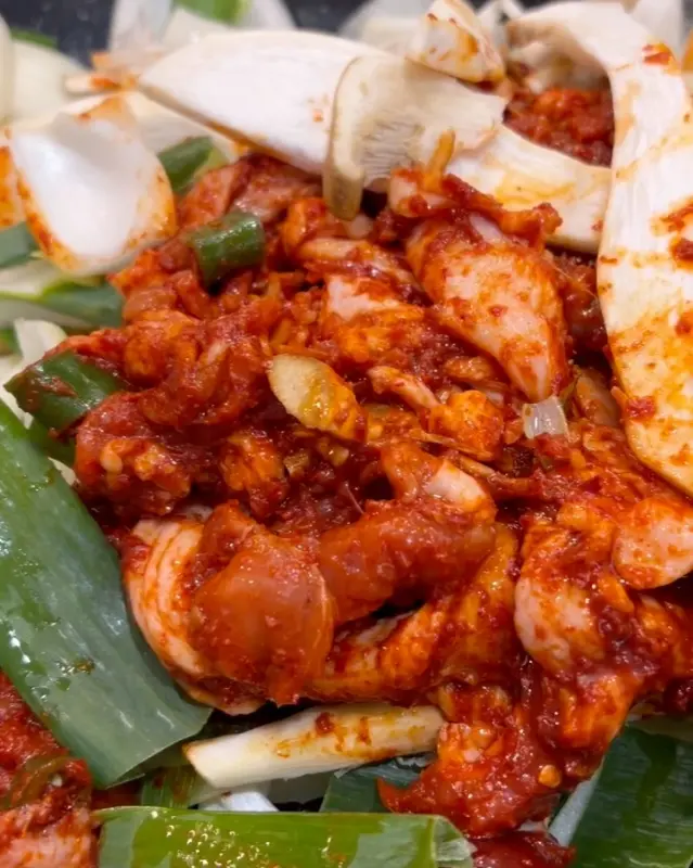 매콤달콤한 양념이 잘 베인 오리 주물럭