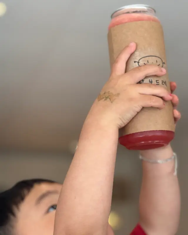 귀여운 그림이 그려진 캔 홀더