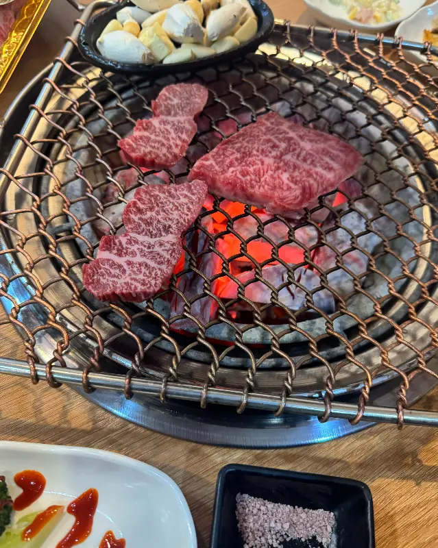 숯불 위에서 익어가는 한우