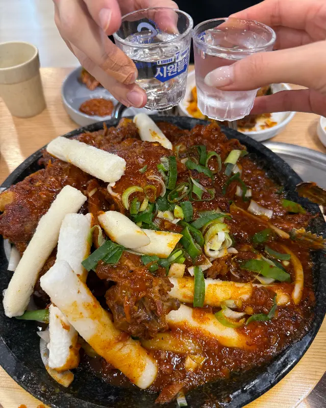 간장목뼈찜과 시원한 음료