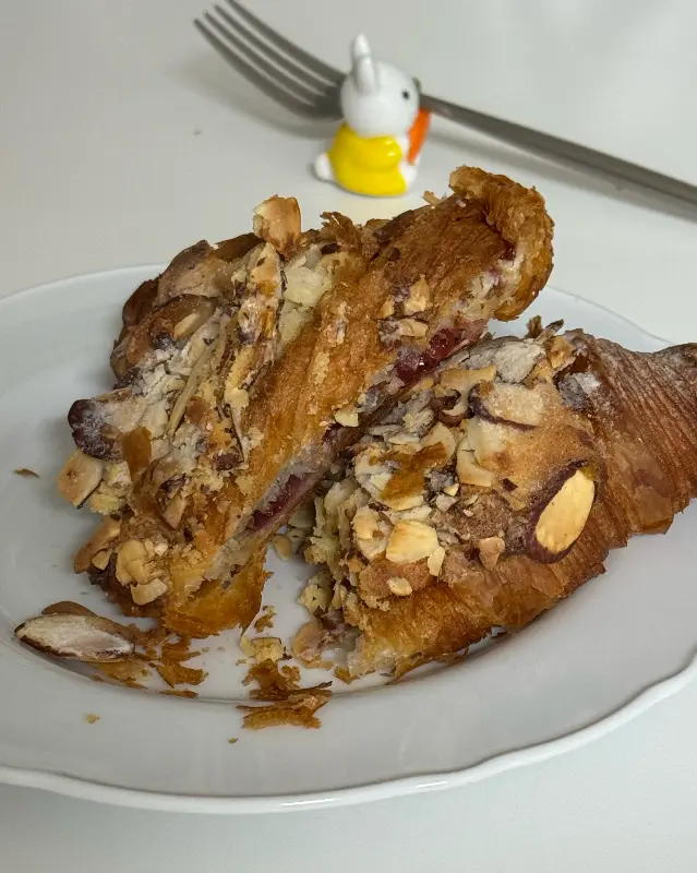 단면이 보이는 아몬드 크루아상