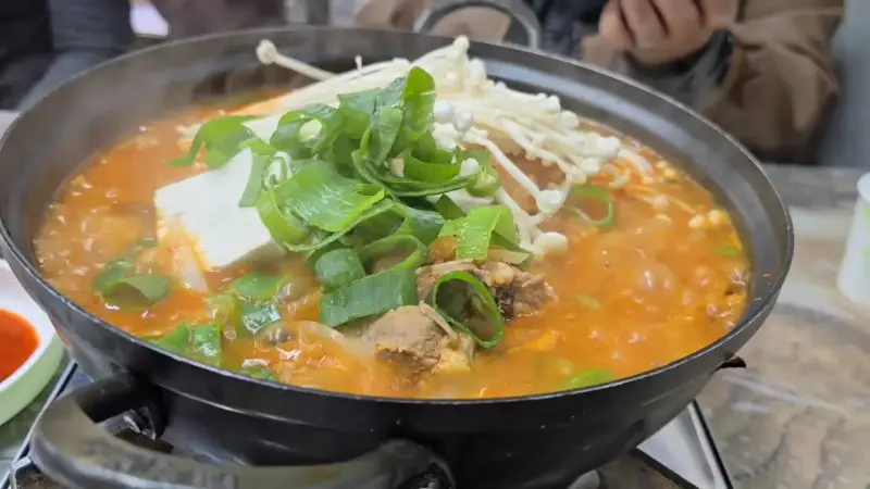 보글보글 끓는 김치찌개