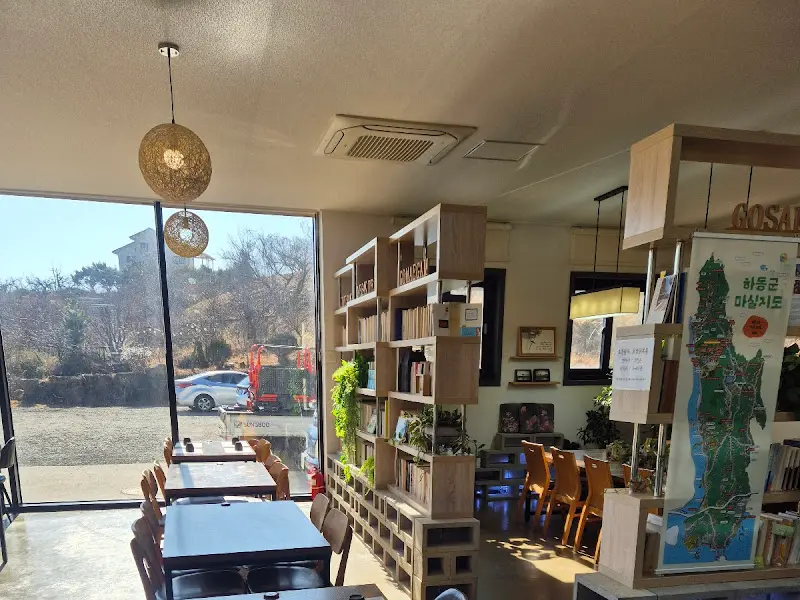 창밖 풍경이 보이는 고소애감 내부