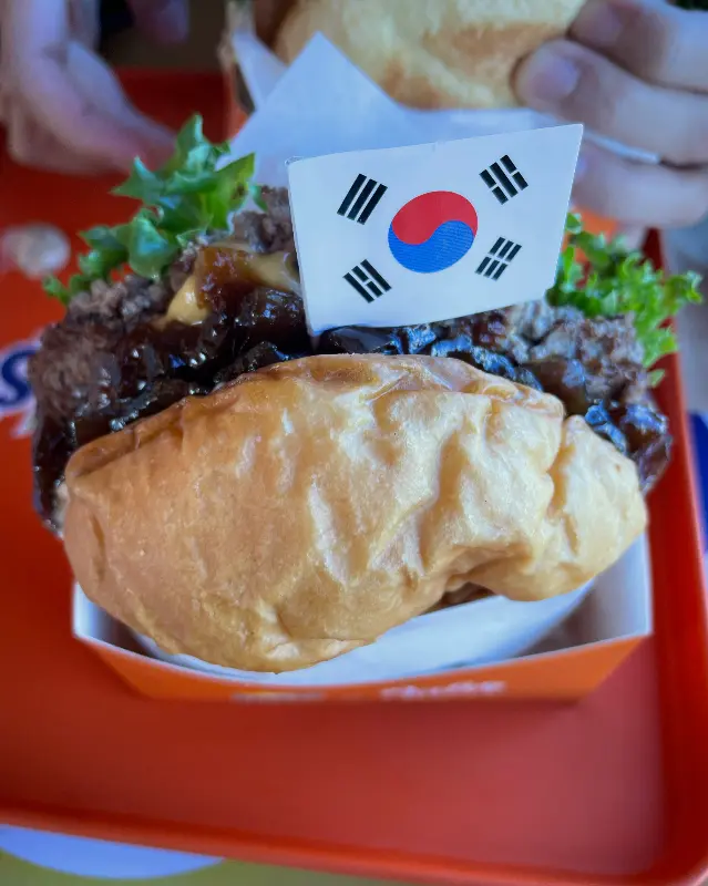 야외 테라스에서 즐기는 여유로운 식사