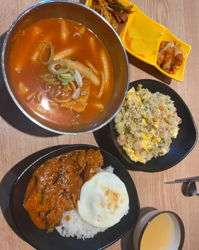 국물 떡볶이, 김치볶음밥, 계란후라이 등의 모습