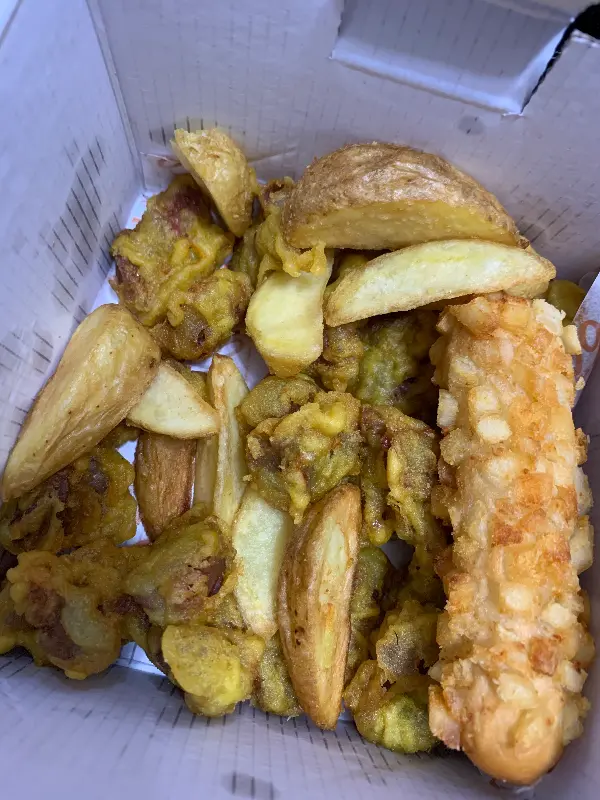 포장된 치킨과 사이드 메뉴