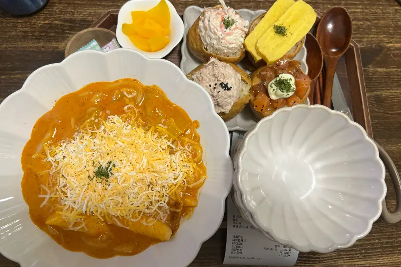 다양한 유부초밥과 떡볶이