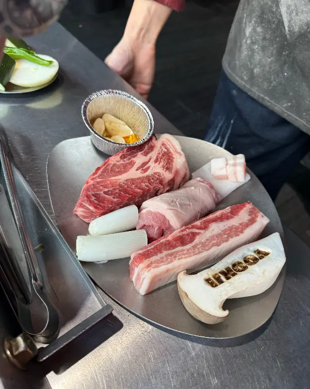 육지의 맛있는 고기 한 상