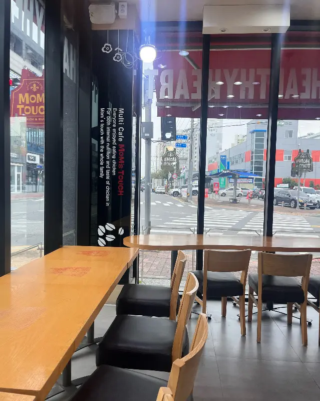 맘스터치 태안점 창가 좌석