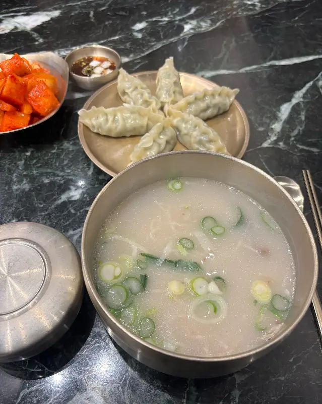 설렁탕과 함께 만두가 놓여있다.