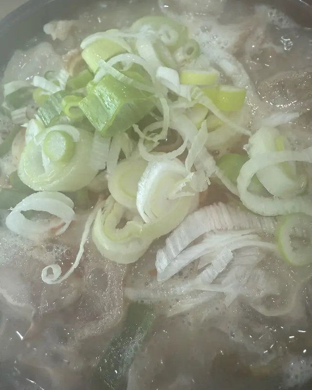 푸짐한 돼지국밥