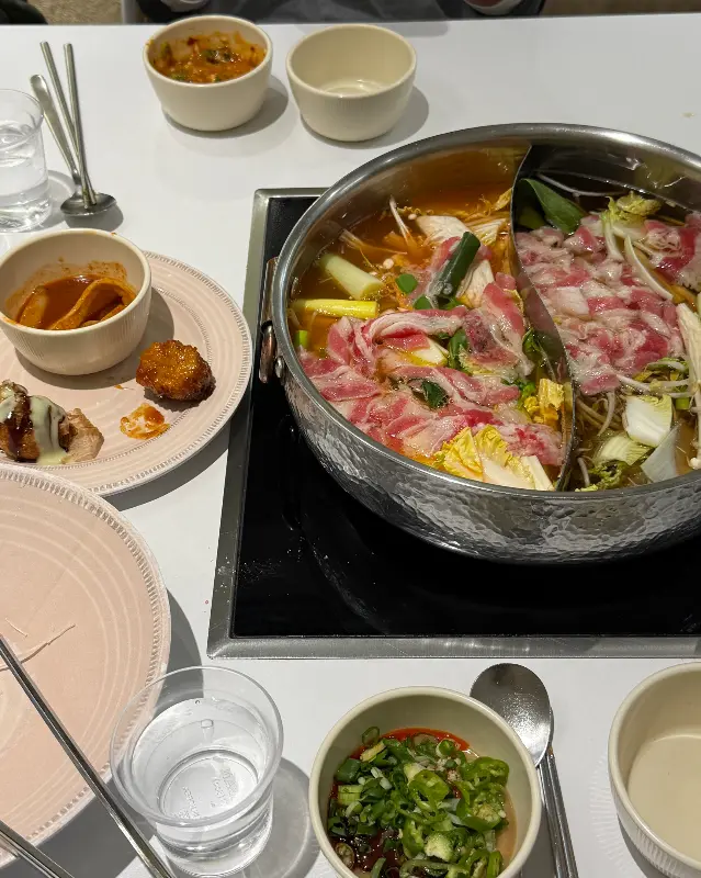 샤브샤브 냄비와 소스