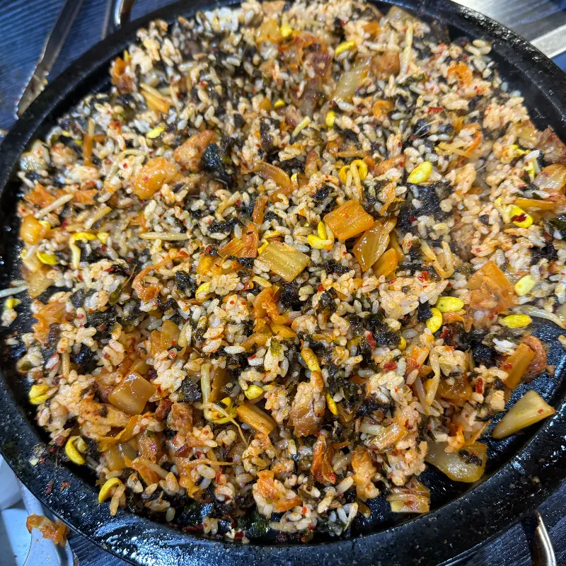 고기와 김치가 어우러진 볶음밥