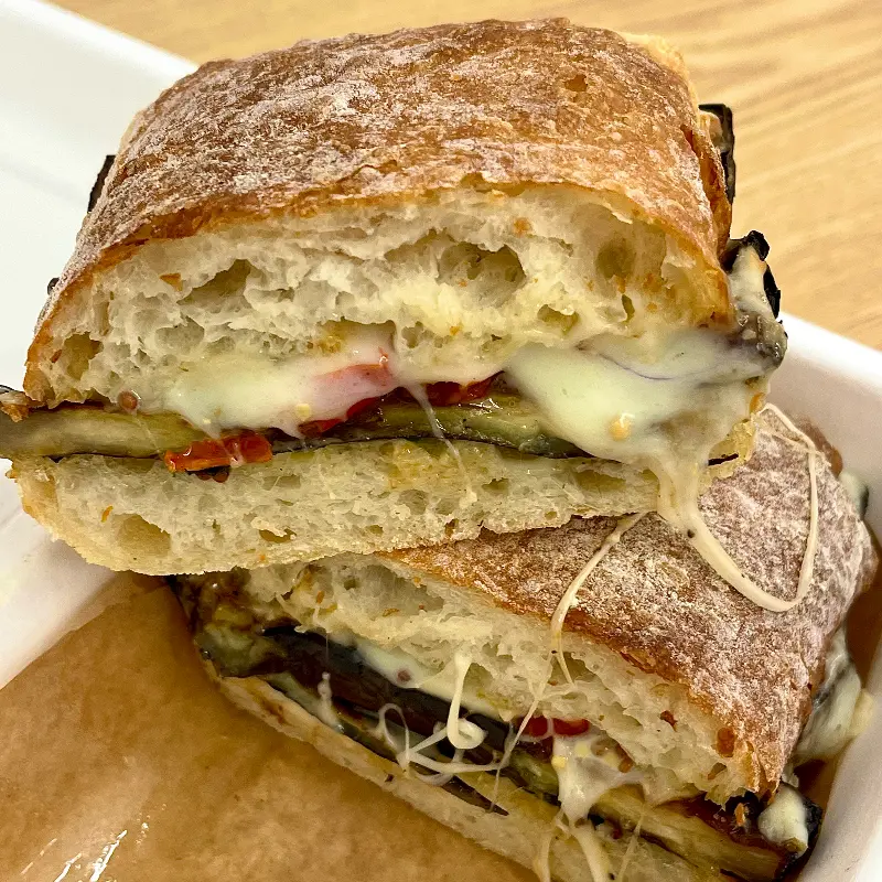 구운 가지와 치즈가 듬뿍 들어간 샌드위치