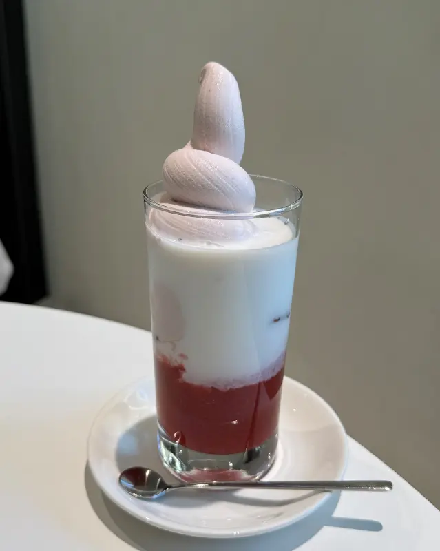 딸기 아이스크림 라떼