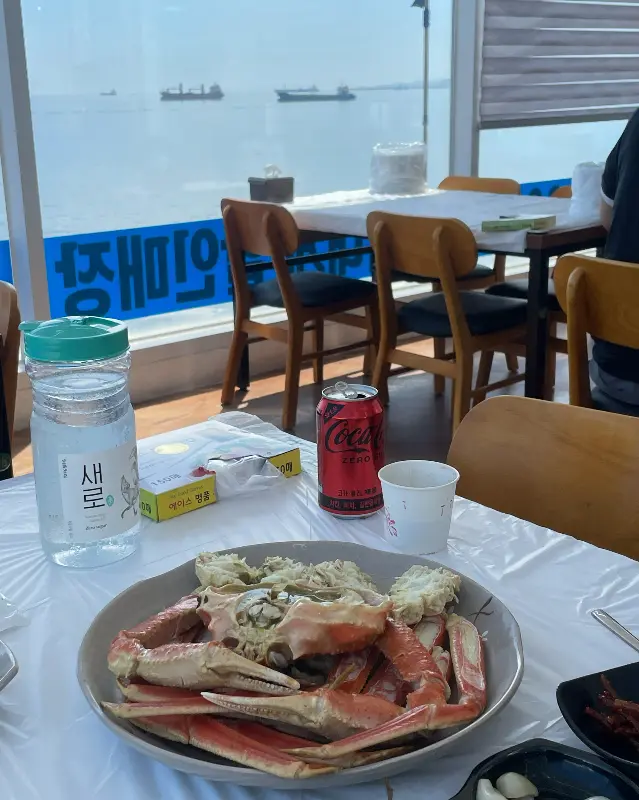 바다를 바라보며 식사할 수 있는 테이블