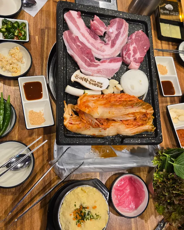 맛있게 구워진 삼겹살