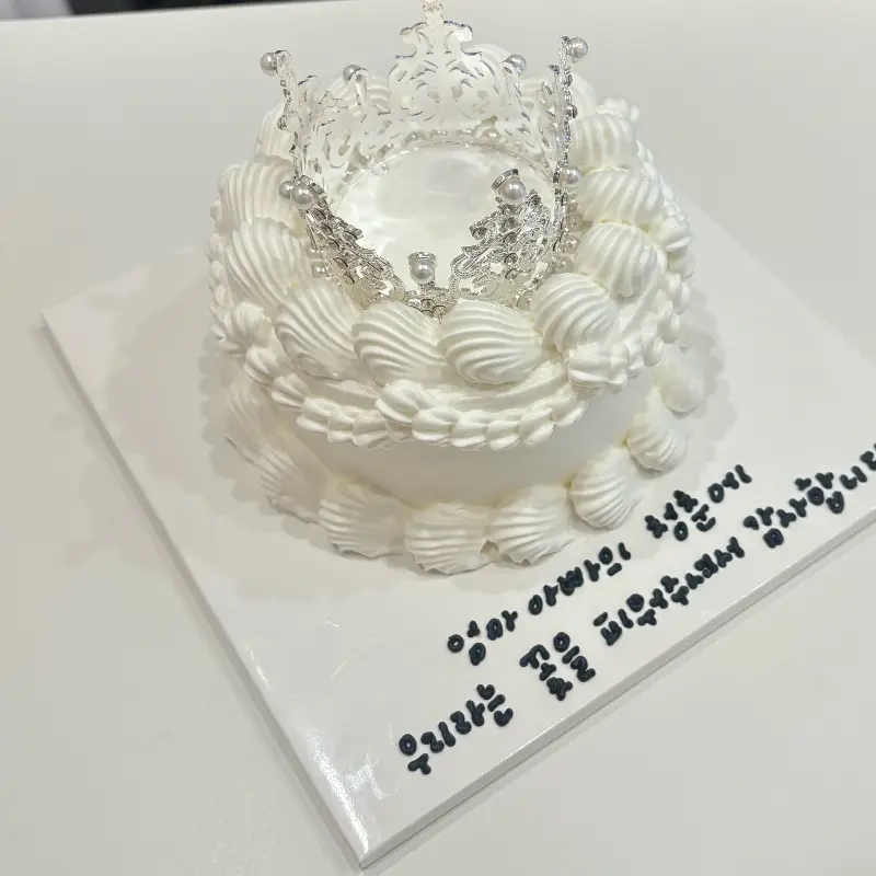 화려한 티아라 장식이 돋보이는 케이크