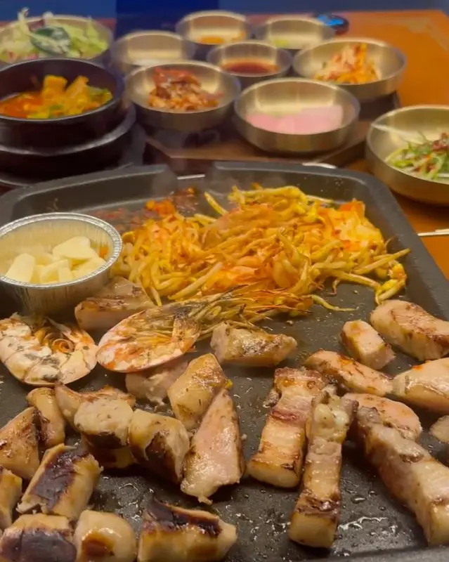 다양한 곁들임 메뉴와 함께 구워 먹는 돼지고기