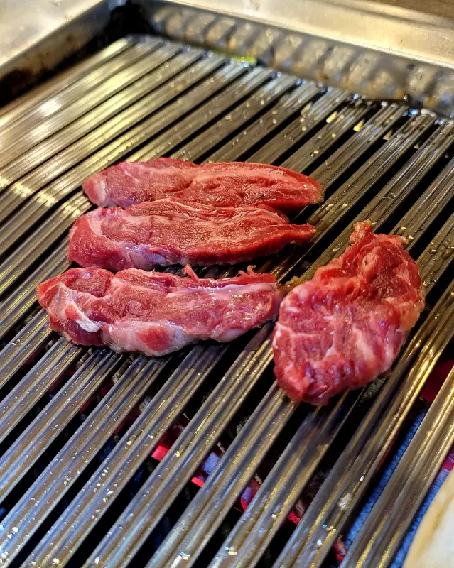 숯불 위에서 맛있게 익어가는 한우