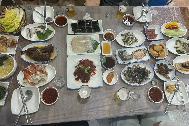 불새다찌의 풍성한 테이블