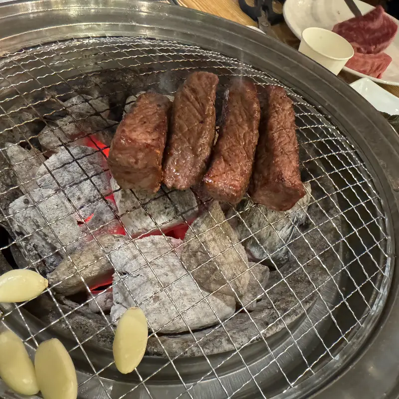 노릇하게 구워진 고기