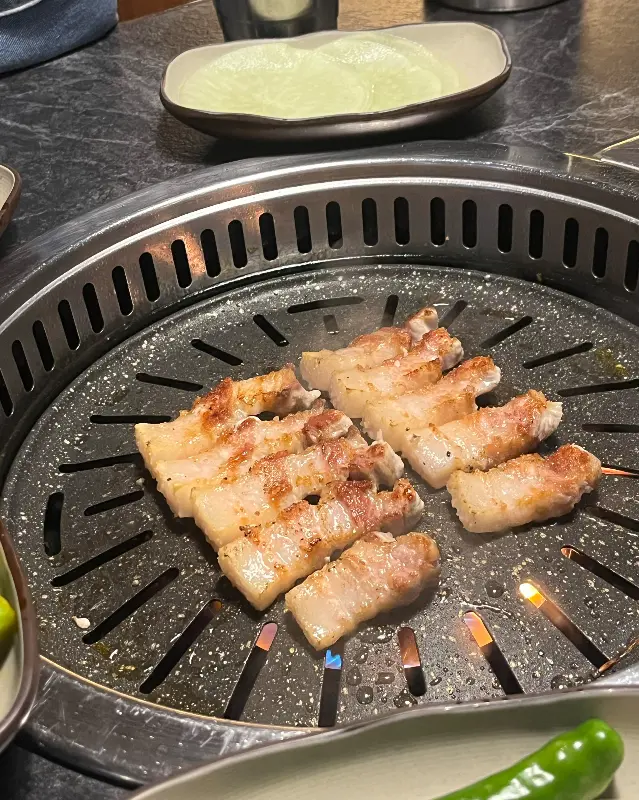 분위기 좋은 초삼구이 내부