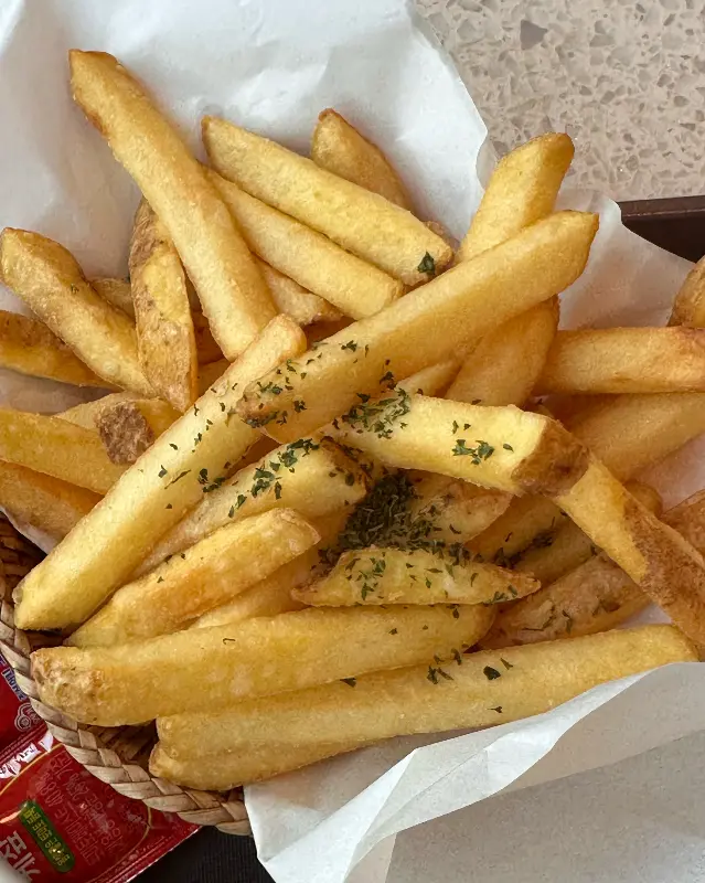 갓 튀겨져 나온 따끈한 감자튀김