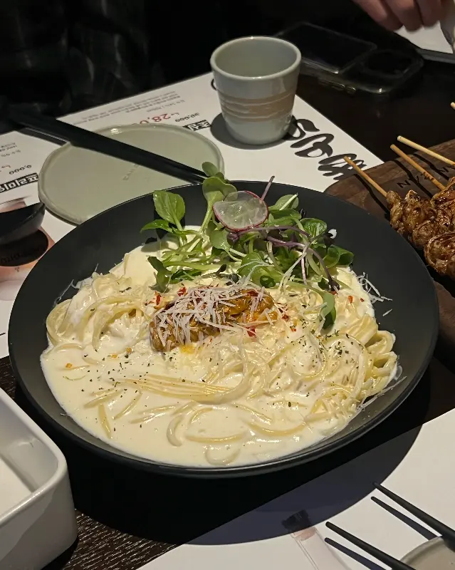 크림 소스가 듬뿍 뿌려진 파스타