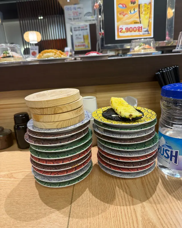 테이블에 쌓여 있는 빈 접시들