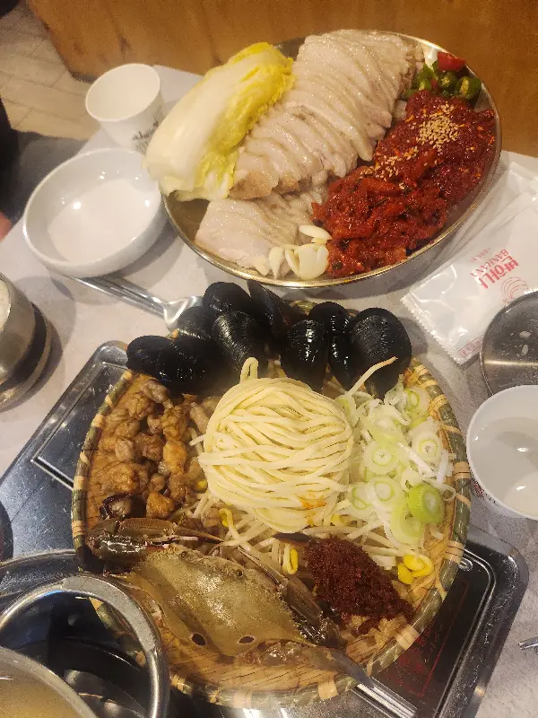 탱글탱글한 굴과 가브리살, 김치 속을 함께 싸 먹으니 겨울 바다를 통째로 삼키는 듯한 황홀한 기분이었다.