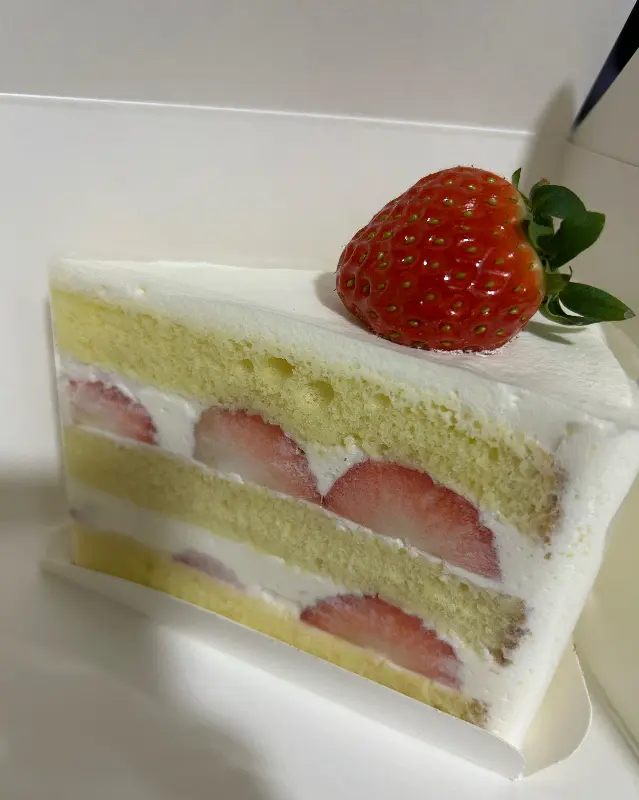 싱싱한 딸기가 층층이 박힌 케이크 단면