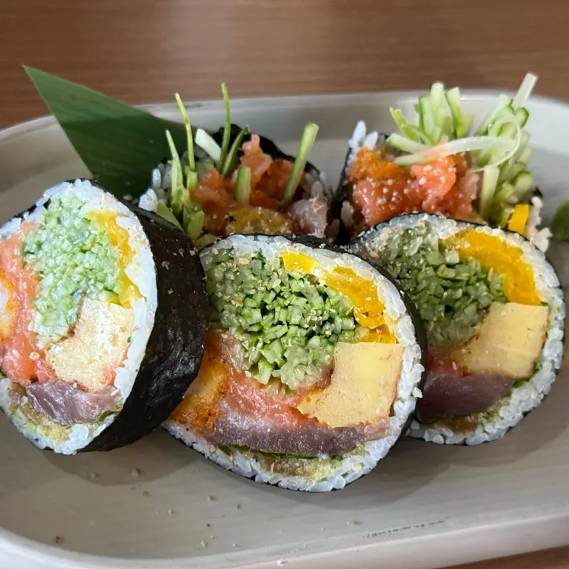 싱싱한 재료로 가득 채워진 후토마끼