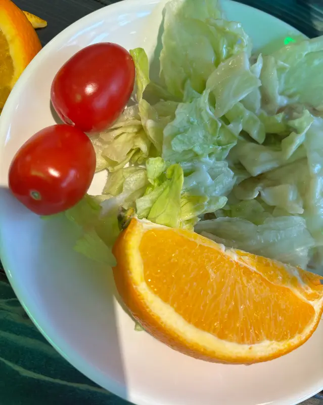 신선한 샐러드바 재료들