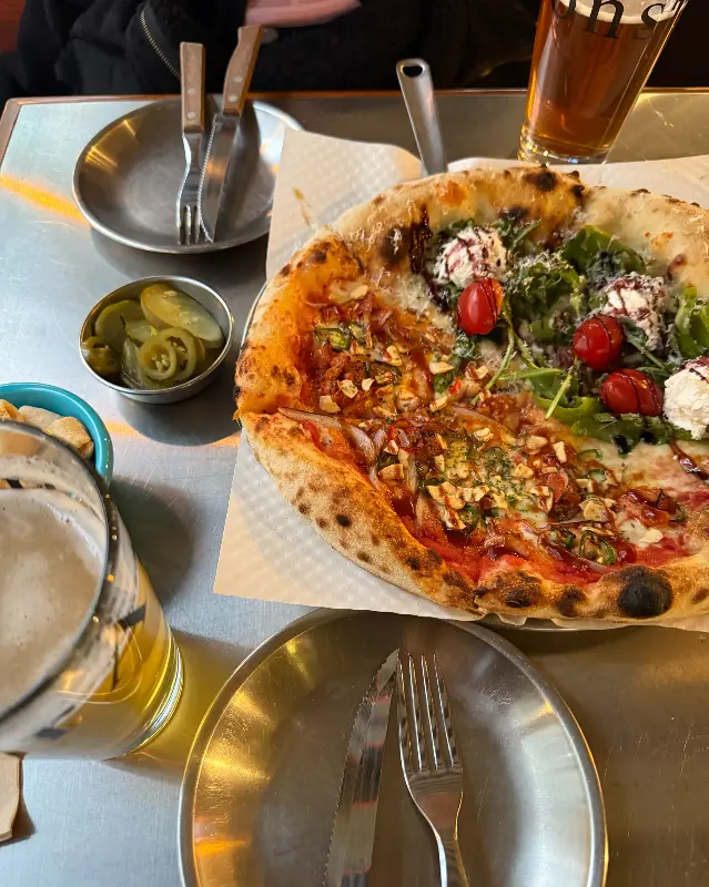 루꼴라 피자와 맥주의 조화