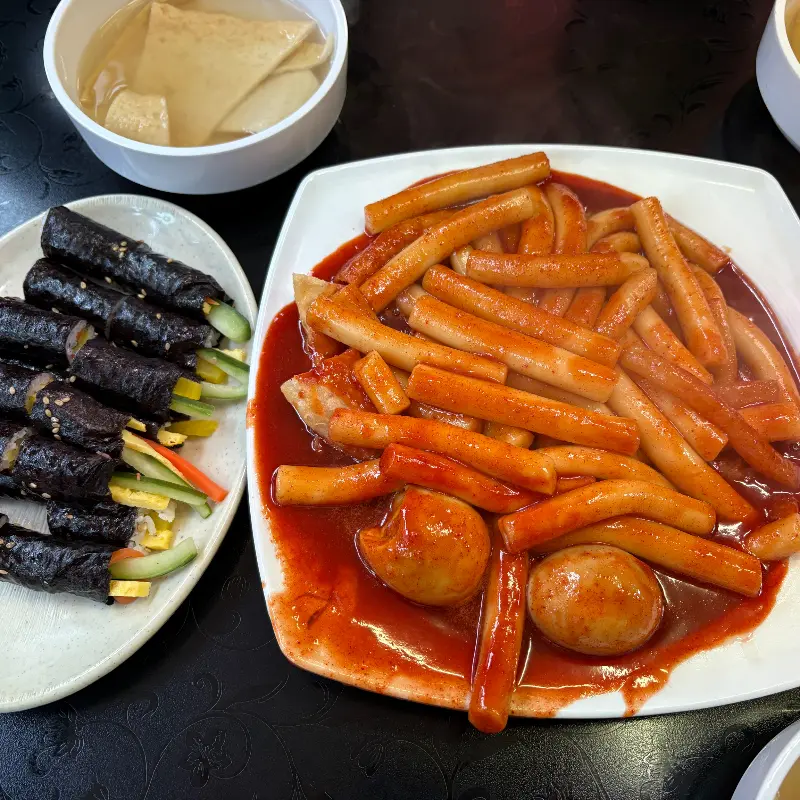 떡볶이와 꼬마 김밥의 조화