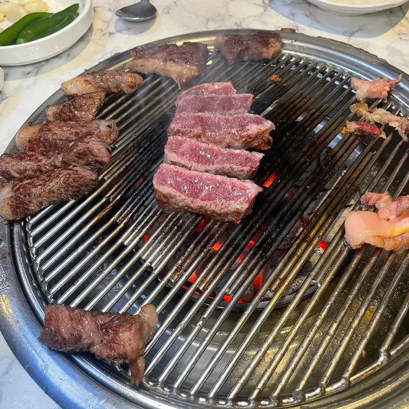 숯불 위에서 익어가는 한우