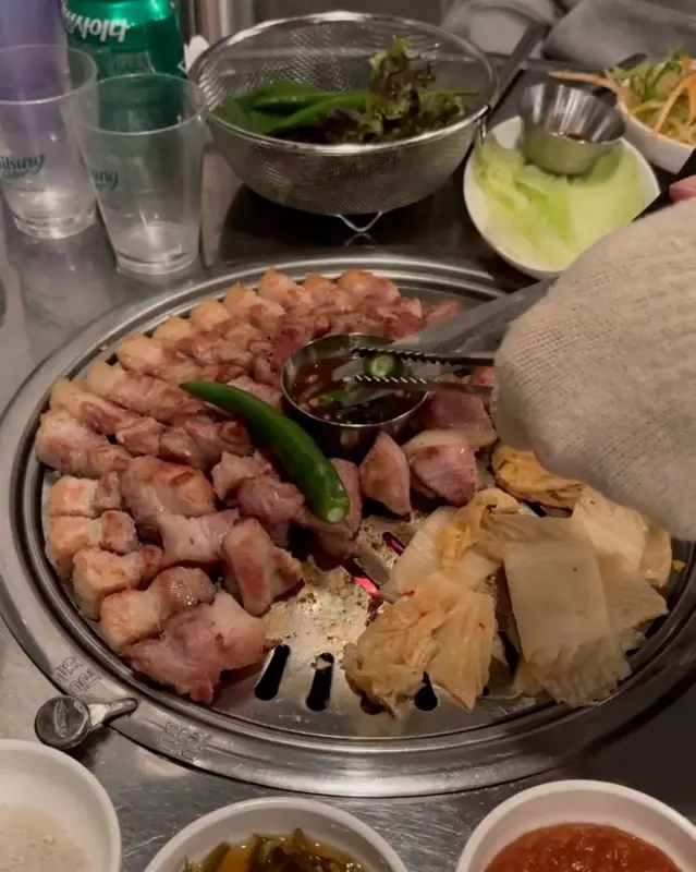 잘 구워진 돼지고기와 밑반찬